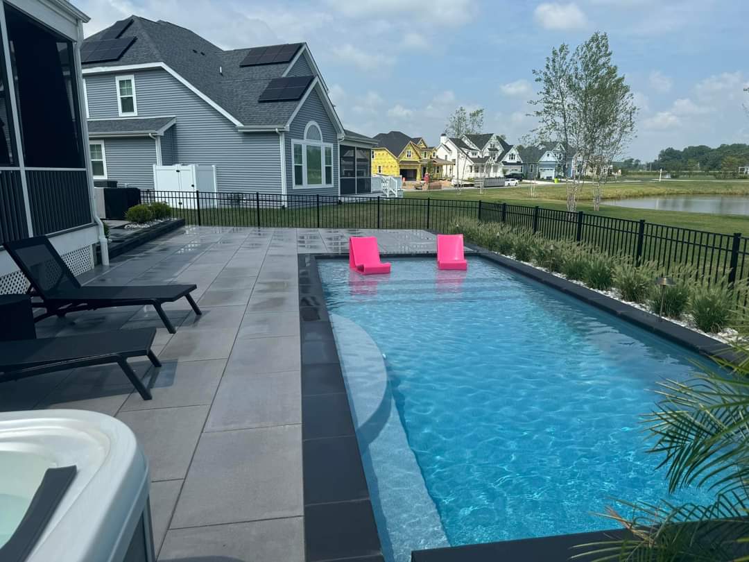 Poolside Lounge San Juan fiberglass pool